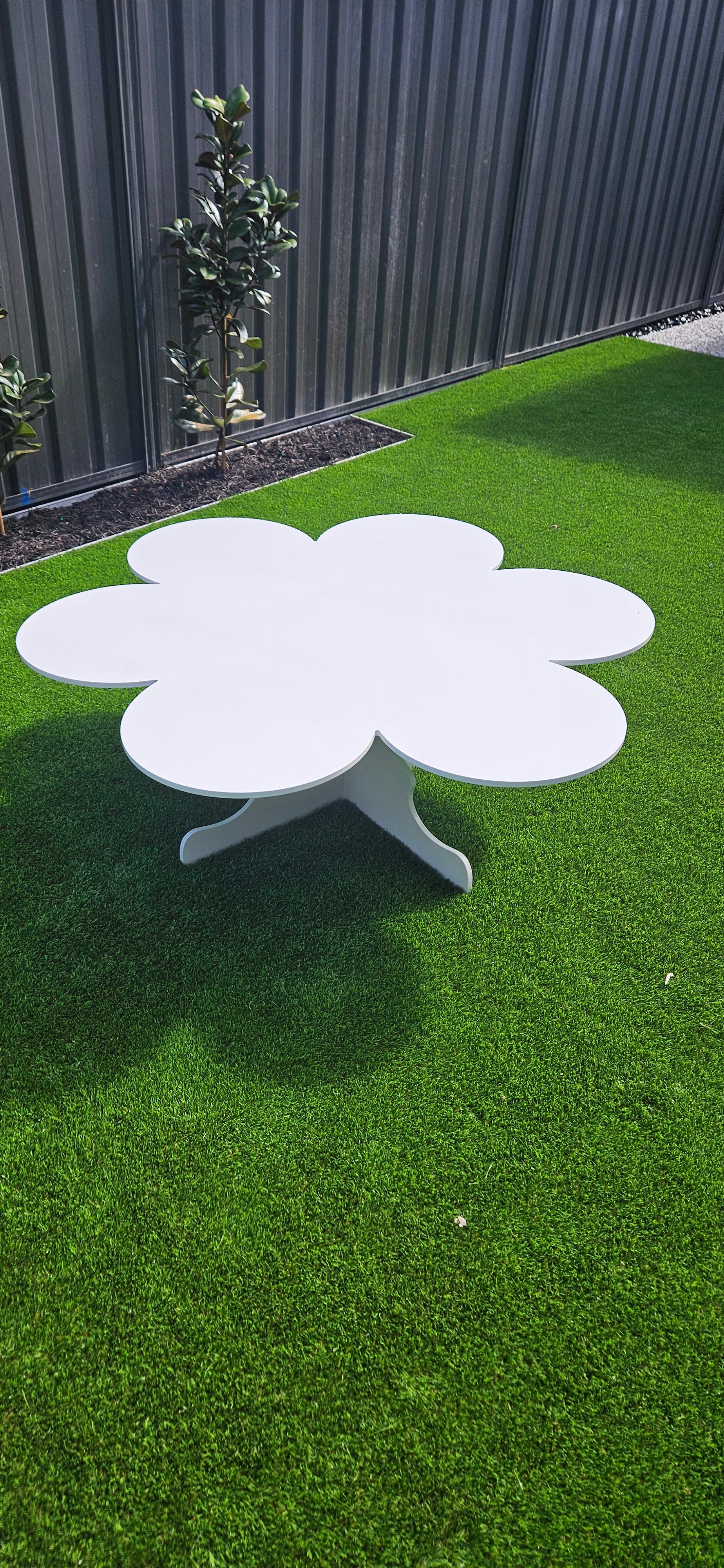 Daisy Table